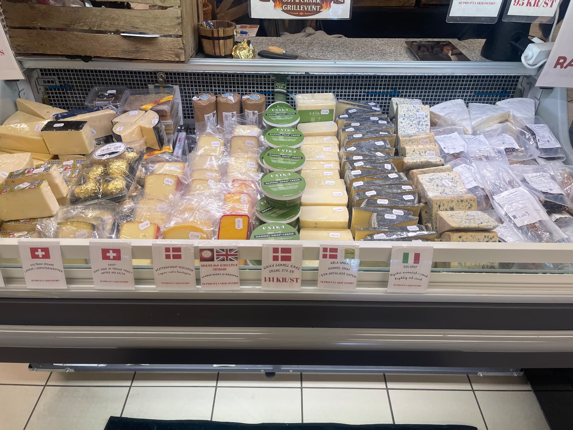 B&P Delikatess kyldisk fylld med ostar och chark